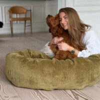 Elva hundekurven i oliven – bred fløjl – Medium 65ø